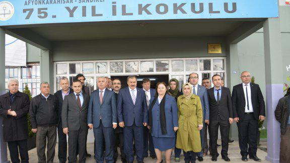 Orman ve Su İşleri Bakanı Prof. Dr. Veysel Eroğlu Sandıklı´da 75.Yıl İlkokulu´nu ziyaret etti