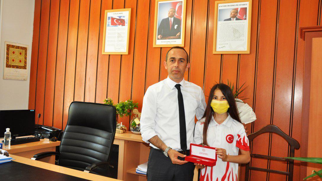 İlçe Milli Eğitim Müdürümüz Ebubekir BOZKURT başarılı sporcumuzu ödüllendirdi.
