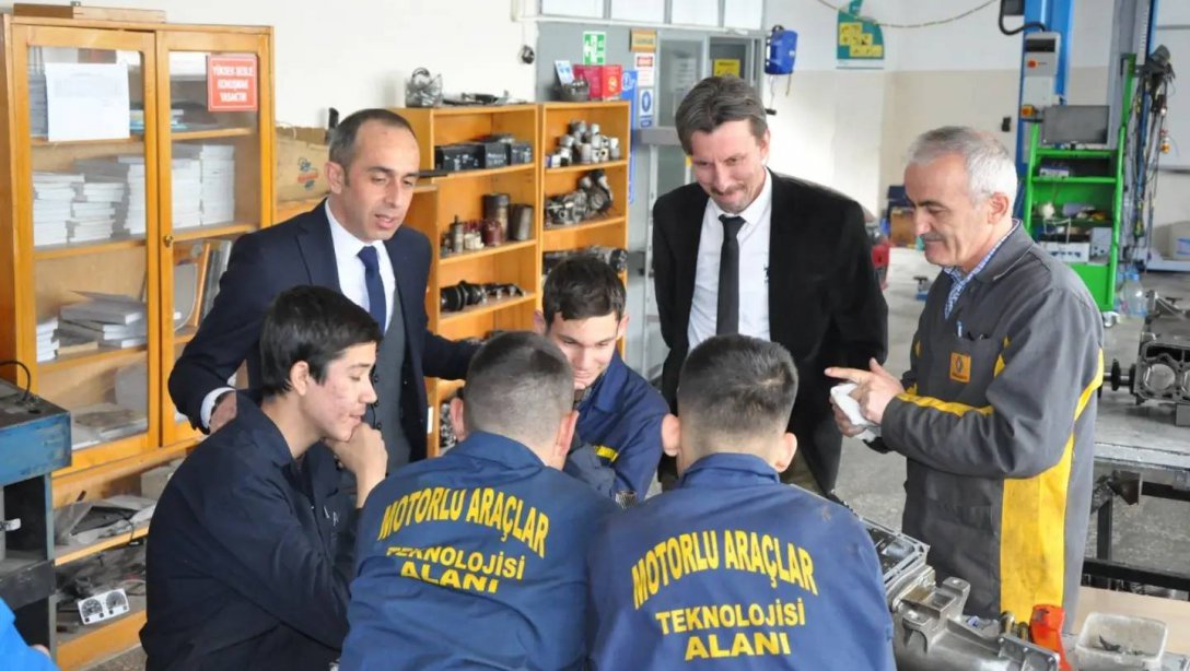 İlçe Milli Eğitim Müdürümüz Şehit Gökhan Orhan Mesleki ve Teknik Anadolu Lisesini ziyaret etti.