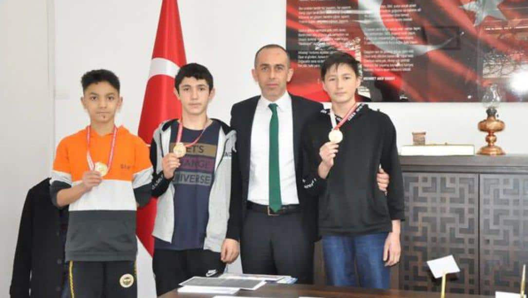 Cumhuriyet Ortaokulu Karate Şampiyonları Muhammed Seyfi ÖZEN,Hüseyin CEYHAN ve Selim Eren CEYHAN'ı ağırladık.