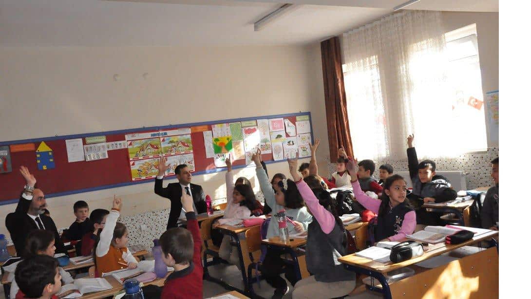 İlçemiz Kaymakamı Mehmet Sülün, Atatürk İlkokulu'nu Ziyaret Etti