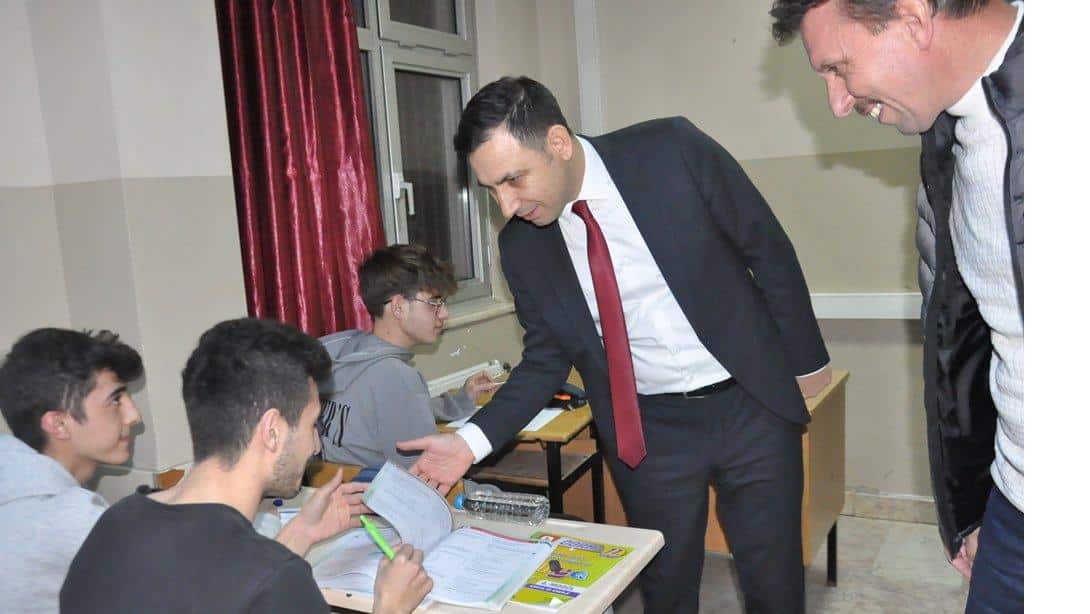 Sandıklı Kaymakamı Sayın Mehmet Sülün, Türk Telekom Fen Lisesi'nde Etüt Sınıflarını Ziyaret Etti.