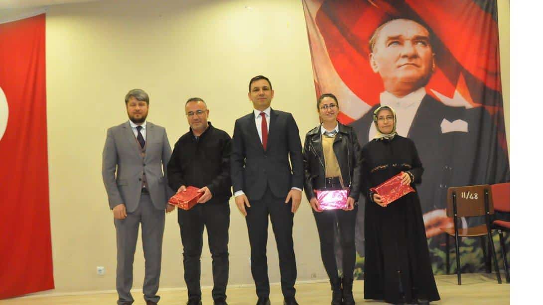 Sandıklı Kaymakamı Sayın Mehmet Sülün, Veliler Arası Kitap Okuma Yarışması Ödül Törenine Katıldı.